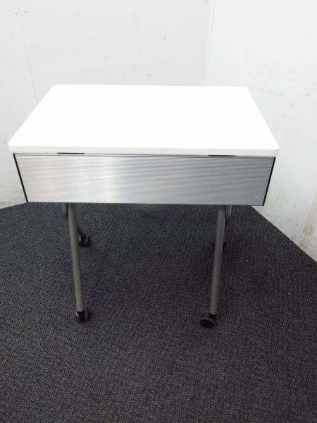 【中古品】オカムラ Fieri(フィエリー)シリーズ 650サイドスタックテーブル 93DB3E ホワイト