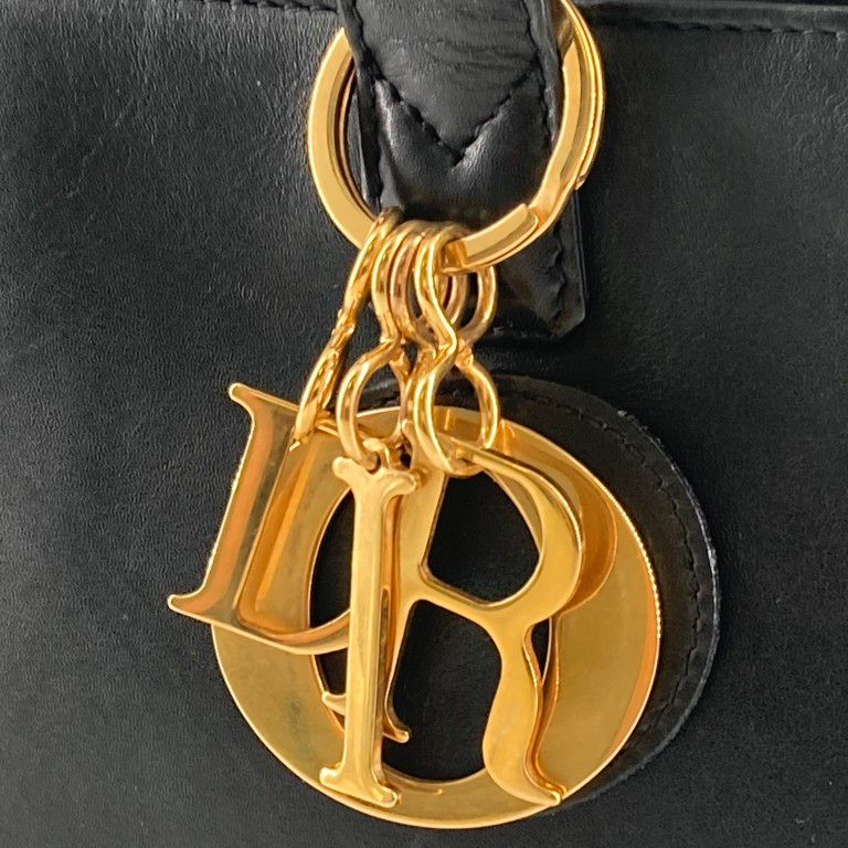 新品未使用　クリスチャンディオール 美品 DIORロゴチャーム レザー Christian Dior（クリスチャンディオール） ロゴ チャーム レザー