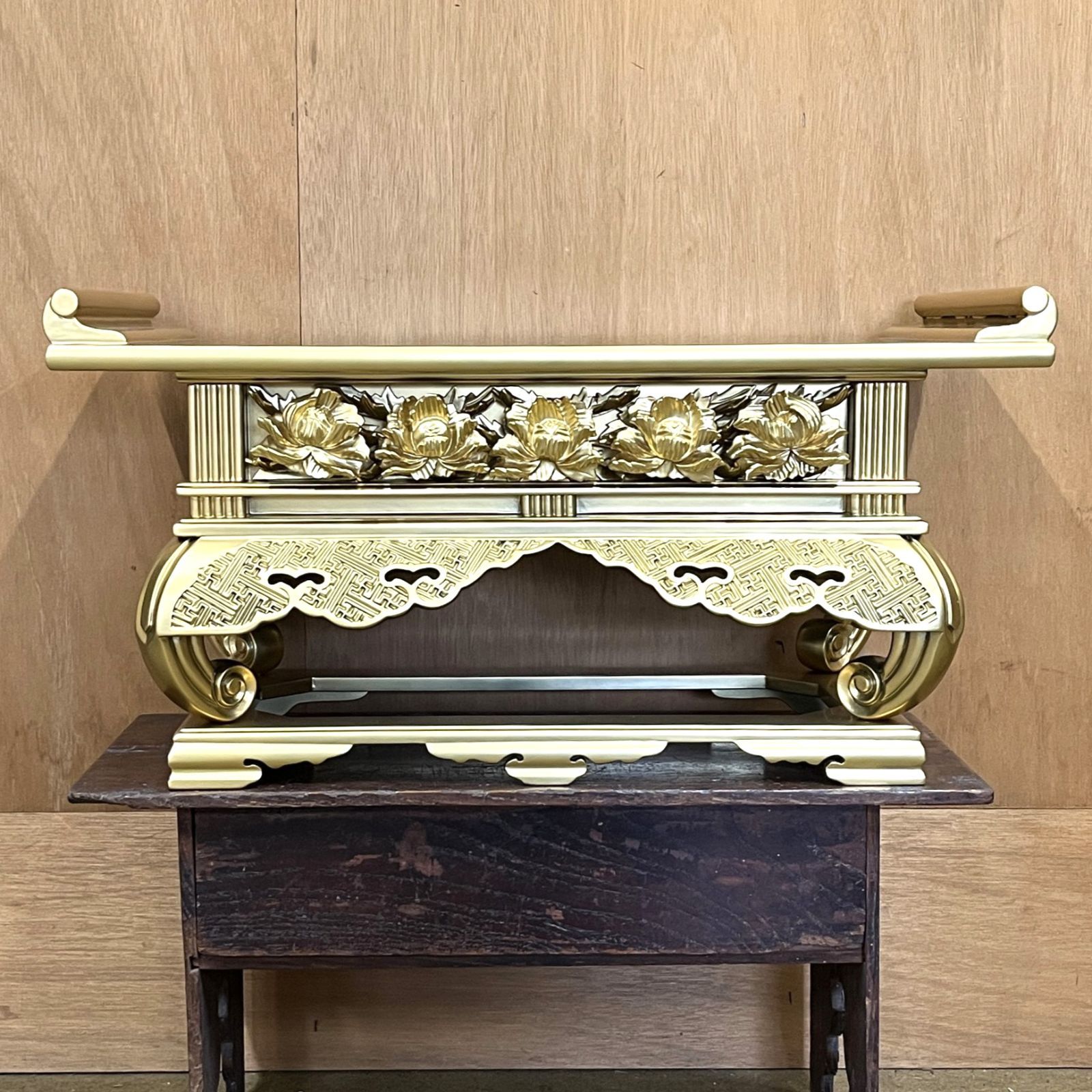 【新品】前卓 金色塗装 漆塗り 2尺4寸 横幅 72.5cm 三面仕上げ 寺院用 在家 経机 お仏壇 仏具 金仏壇用 木谷善通寺工場謹製 日本製