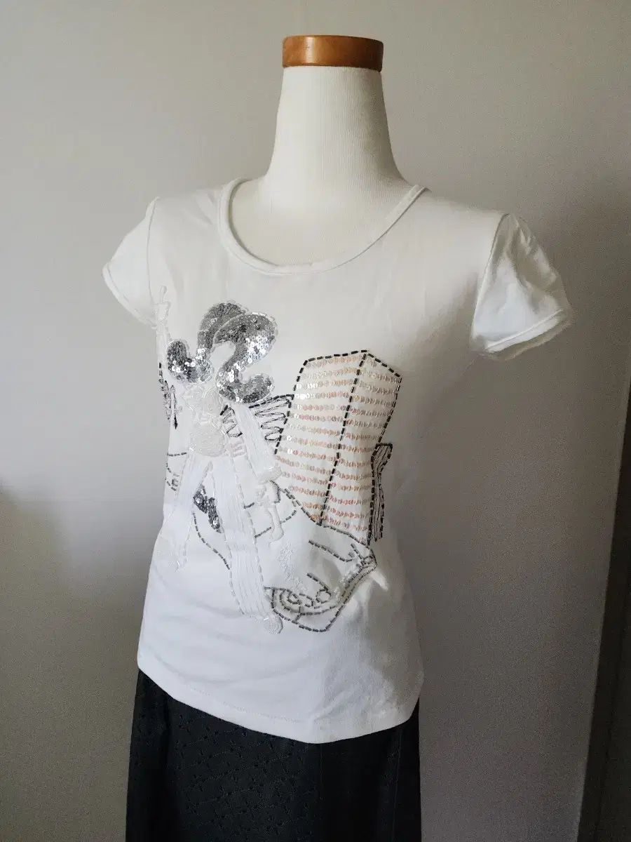 白スパンコール装飾半袖Tシャツ 55-痩せ66 (未使用)