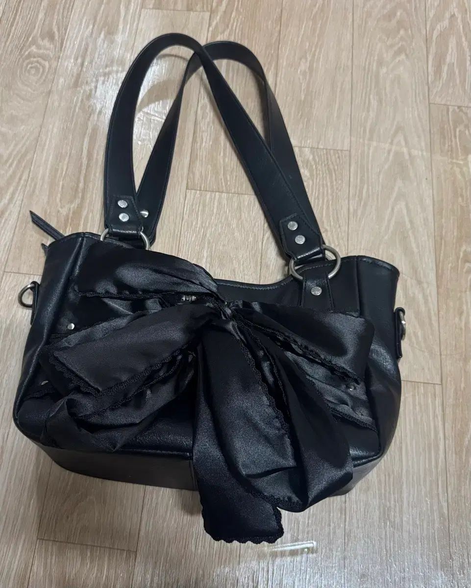 フルセットあり) イウガマカラス バッグ Laced Ribbon Leather フルセットあり) イウガマカラス バッグ Laced Ribbon Leather