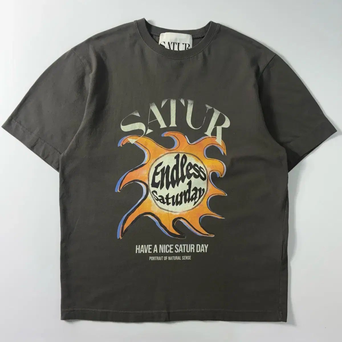 Satur セター ソンレトロ プリンティング チャコール 半袖Tシャツ