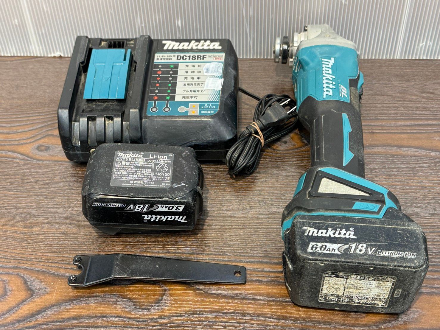 送料無料S03892 Makita マキタ 100mm充電式ディスクグライン GA404DN 18Vバッテリー使用　