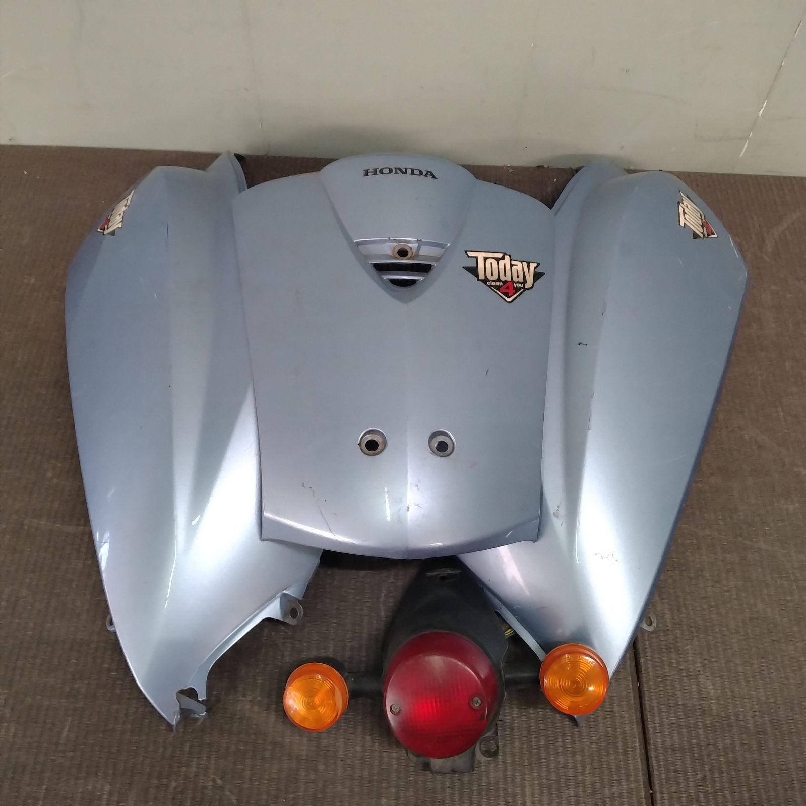 ◯ ホンダ トゥデイ フロントカバー シートカウル 水色 中古 バイク 部品 サイドカウル 3F
