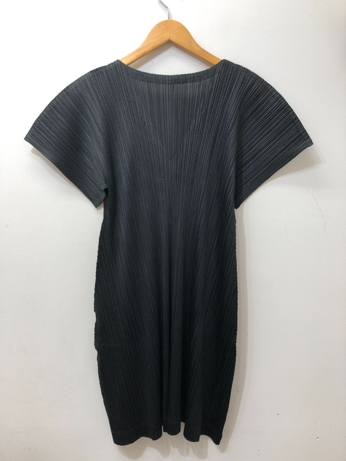 PLEATS PLEASE チュニックワンピース 黒 平置きすると円形に PLEATS PLEASE チュニックワンピース 黒 平置きすると円形に