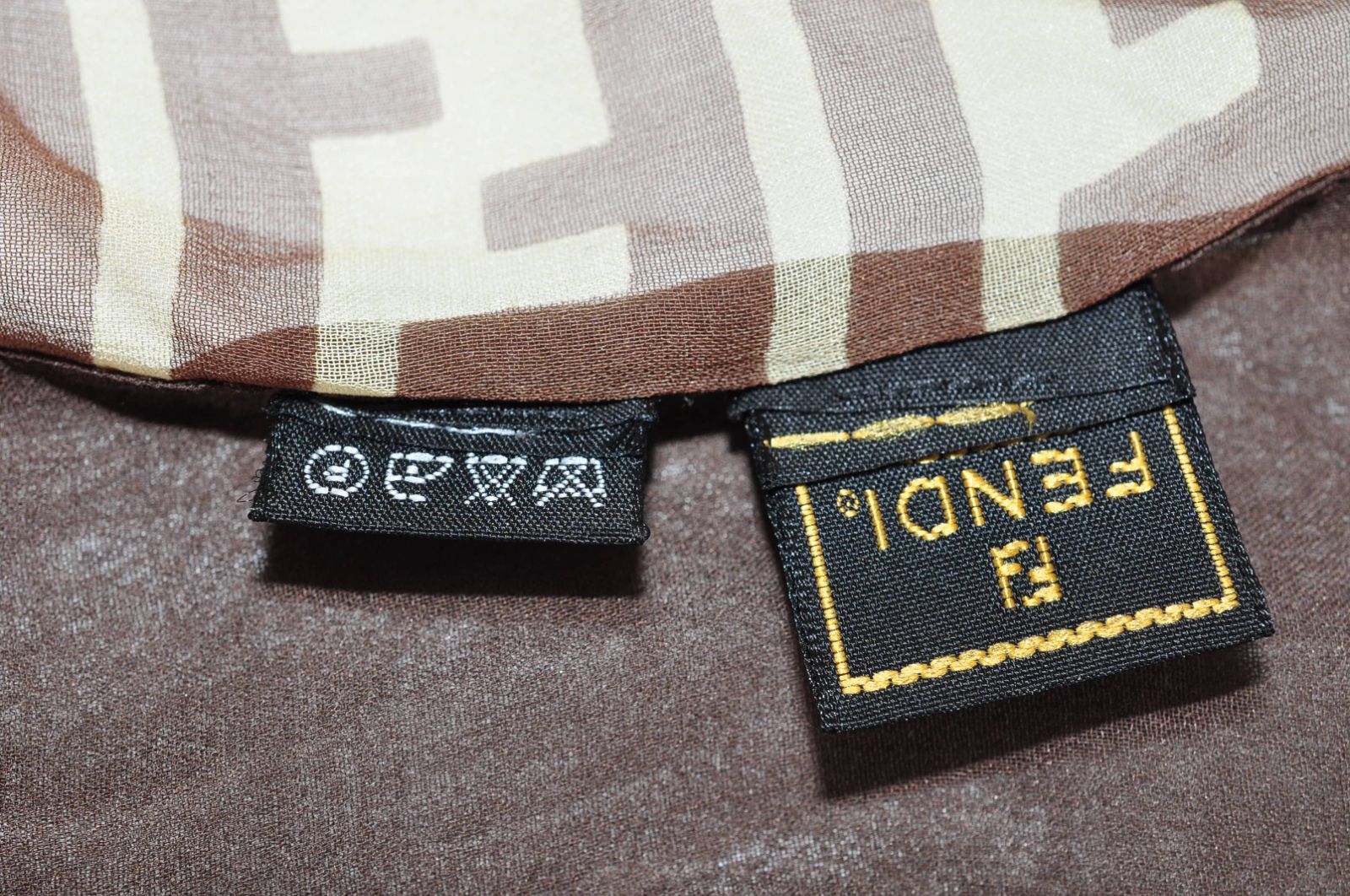 FENDI フェンディ 大判 スカーフ ズッカ柄 SETA SOIE シルク100% 絹