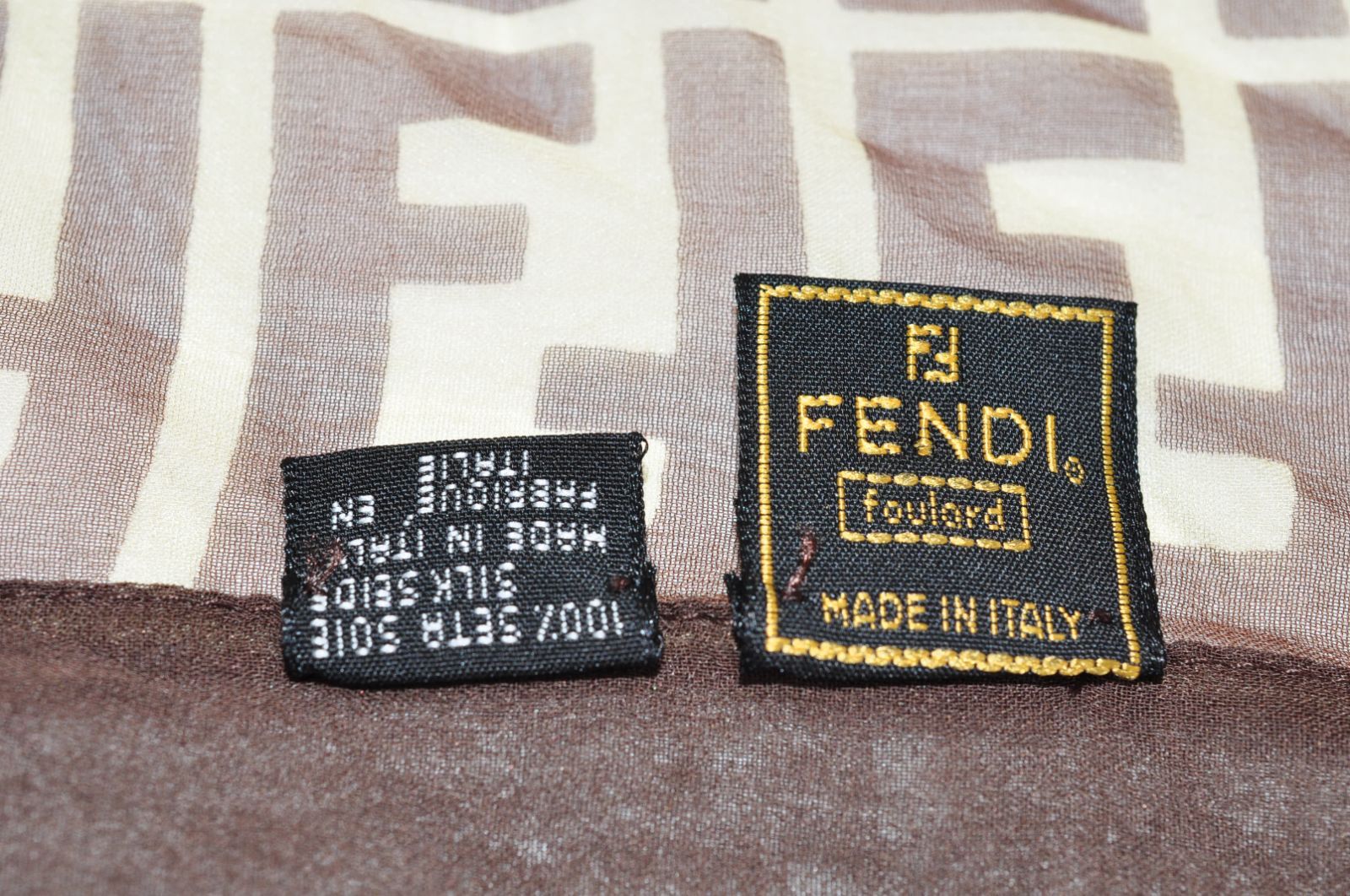 FENDI フェンディ 大判 スカーフ ズッカ柄 SETA SOIE シルク100% 絹