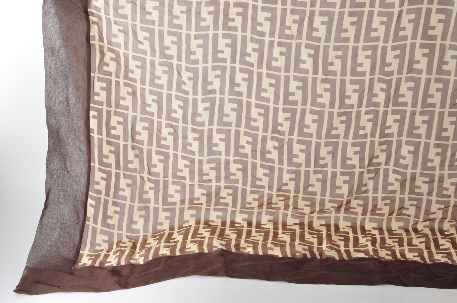 美品 FENDI 大型 ズッカ柄 シルク スカーフ Fロコ入り値下げ FENDI フェンディ 大判 スカーフ ズッカ柄 SETA SOIE シルク100% 絹