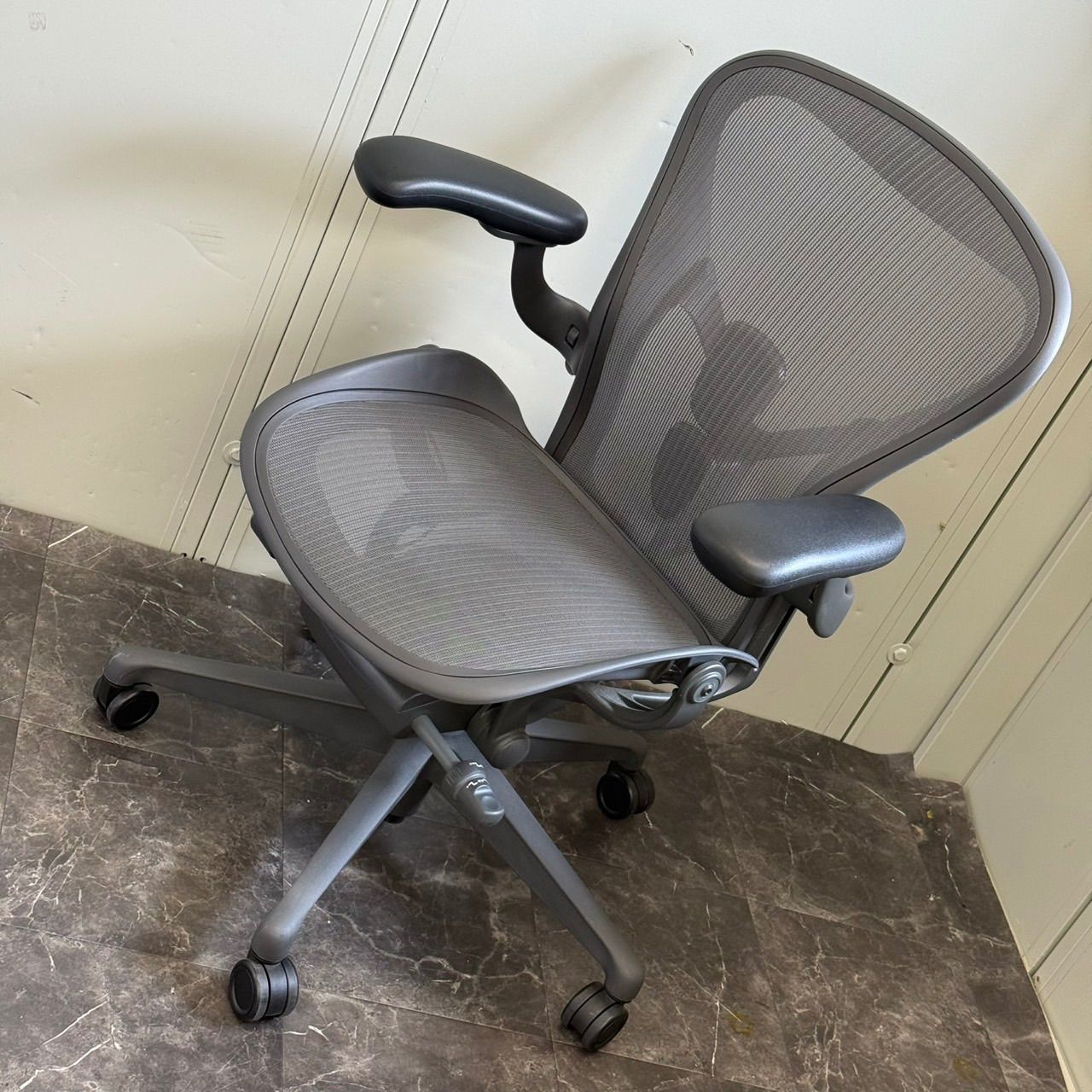 ◇【極美品 2023年製】Herman Miller アーロンチェア リマスタード B 