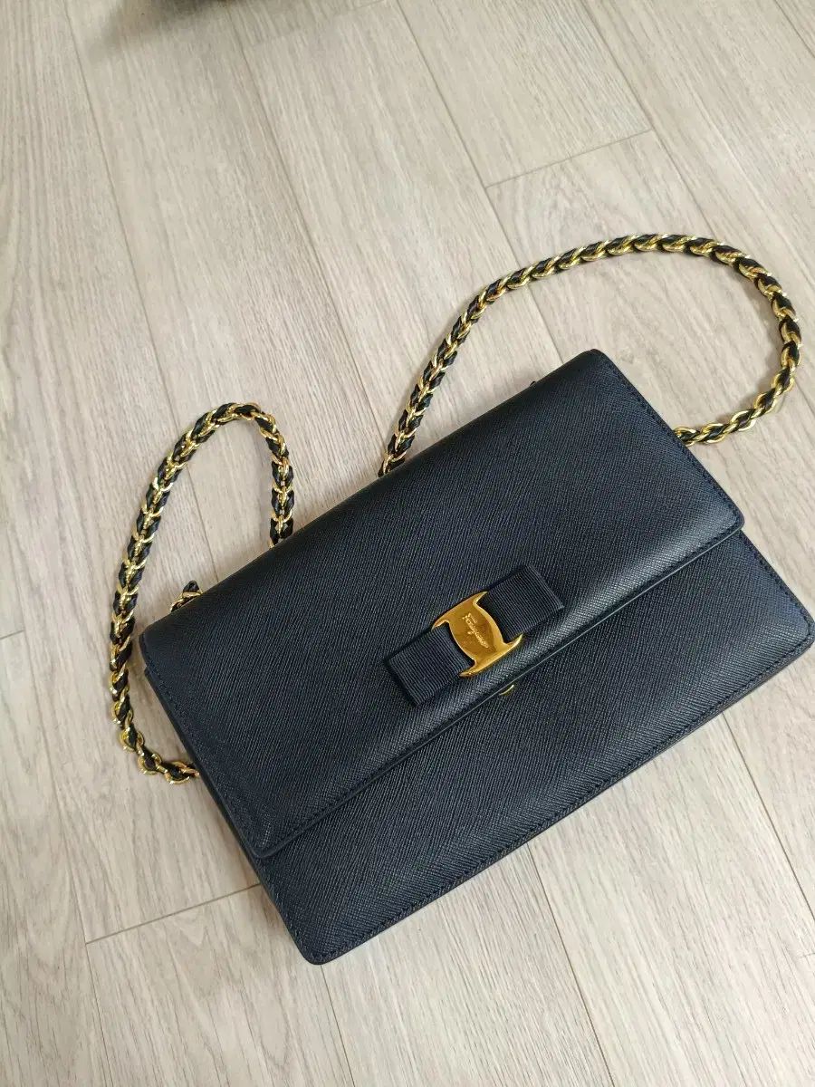 (正規品) FERRAGAMO フェラガモ ジニ チェーン ショルダーバッグ ネイビー
