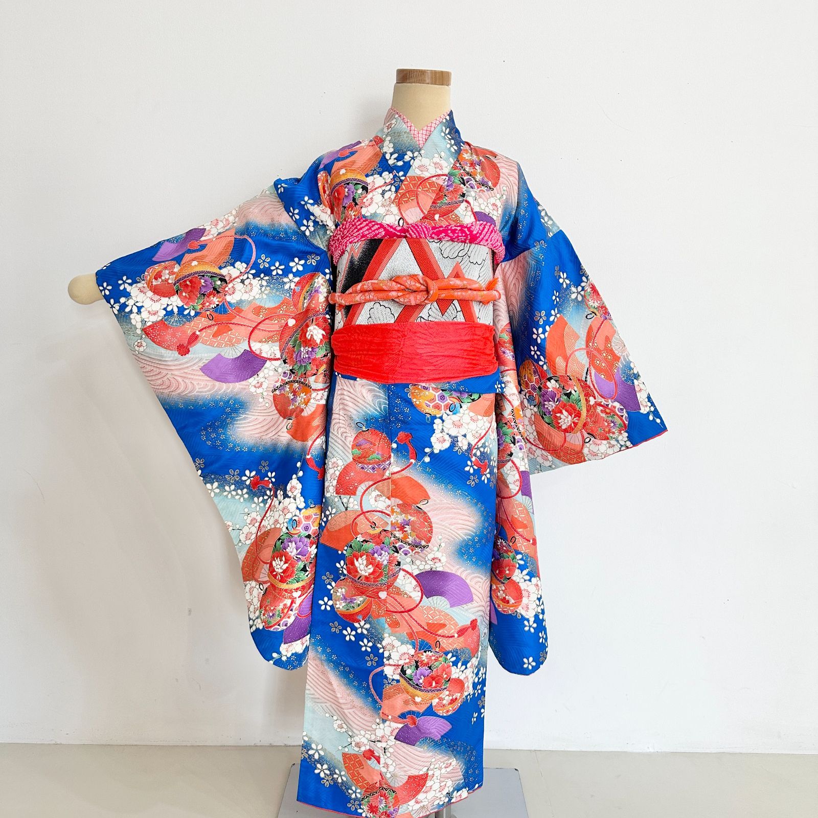 T534　　七五三　7歳女の子　着物　四つ身　青色　レトロ　キュート　大人気　長襦袢　作り帯セット　帯揚げ帯締め付き　ビンテージ　#きもの猫田