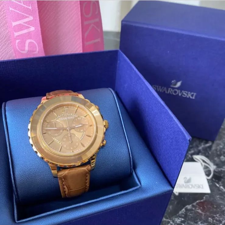 スワロフスキー オクテア ラックス クロノ Octea Lux Chrono クォーツ 腕時計 スイス製 レザーストラップ ブラウン ゴールドトーン仕上げ ★ 27,010円