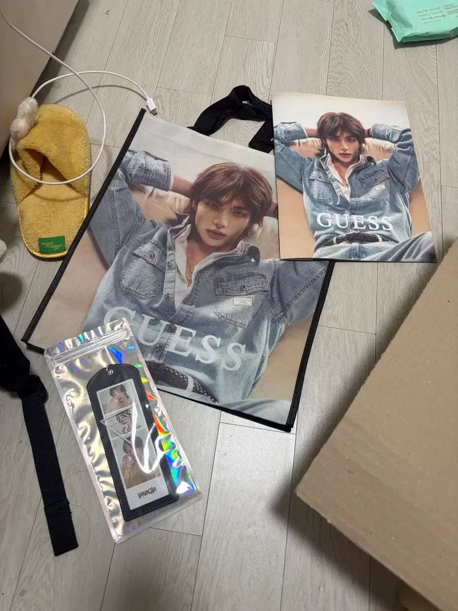 GUESS ヒョンジン(HYUNJIN) タポリンバッグ+デニムキーホルダー+雑誌