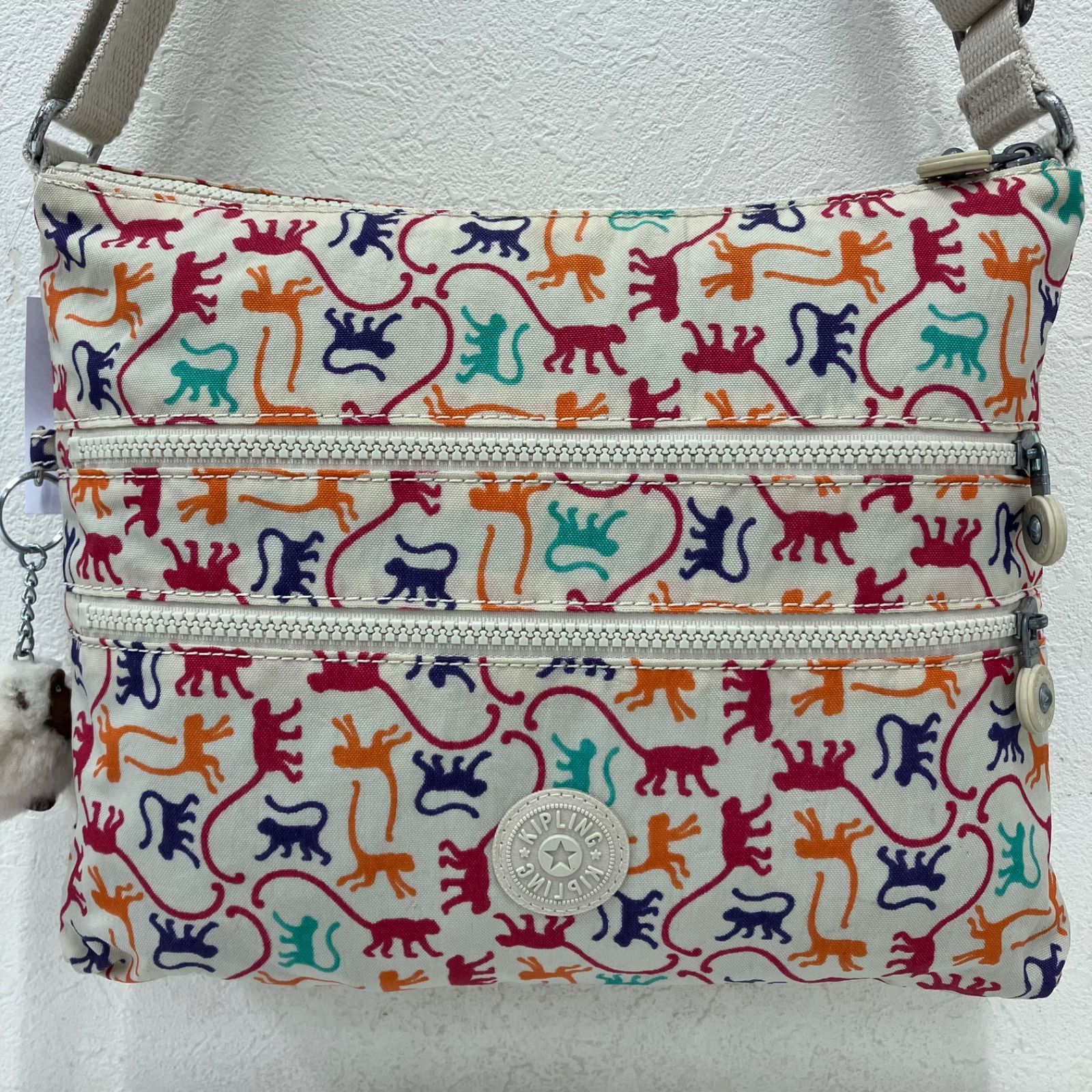 3098　KIPLING キプリング　ショルダーバッグ　モンキー柄　猿　総柄 ワンショルダー　肩がけ　斜めがけ　ゴリラチャーム付き