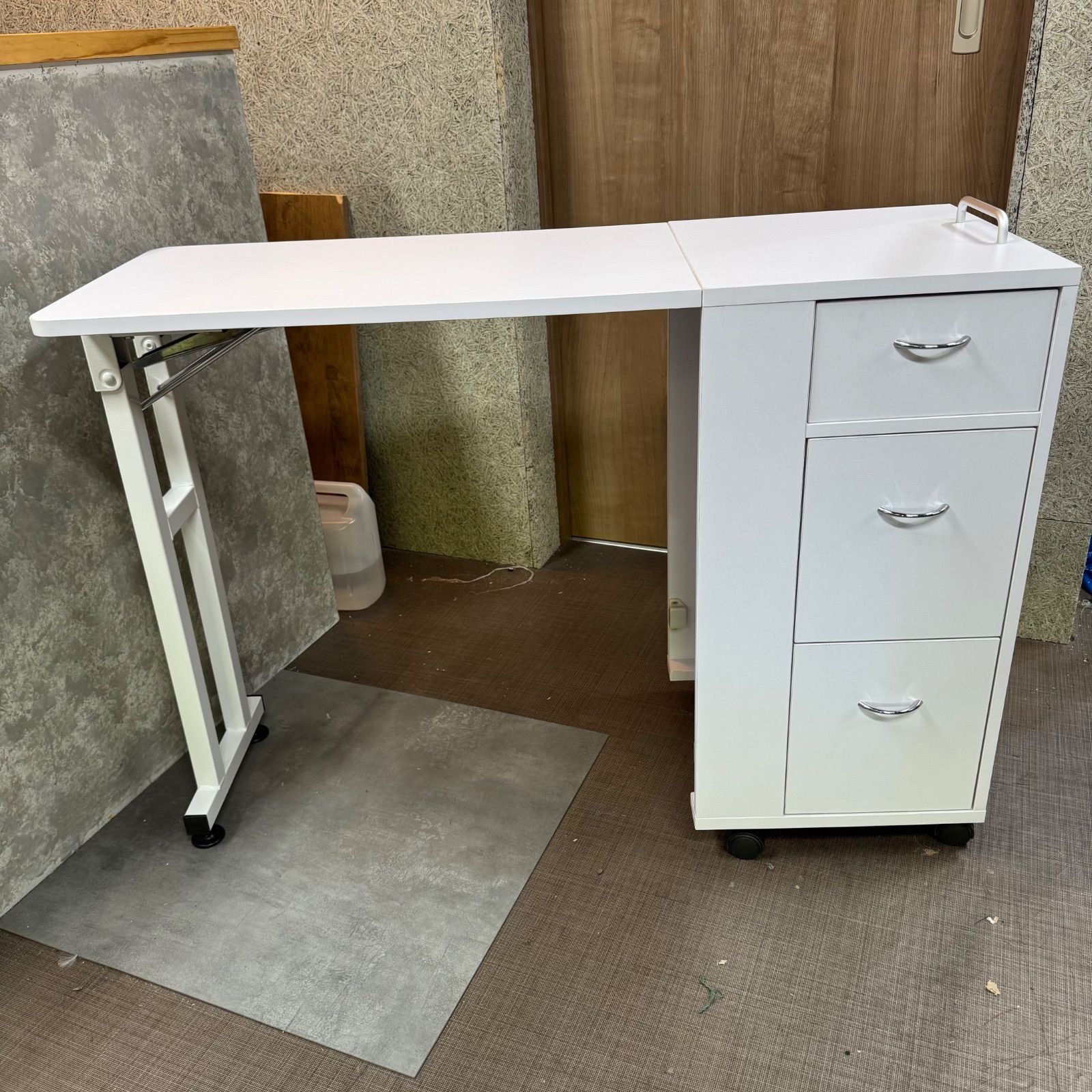 【中古】折りたたみネイルテーブル　ネイルデスク　ホワイト　セブンビューティー　エトゥベラ　美品です☆
