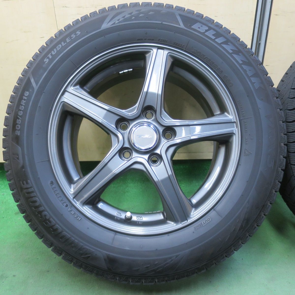 バリ溝！キレイ！9.5分☆スタッドレス 205/65R16 ブリヂストン 