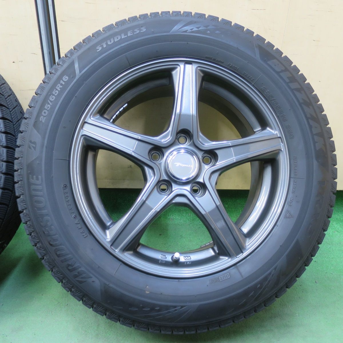 バリ溝！キレイ！9.5分☆スタッドレス 205/65R16 ブリヂストン 