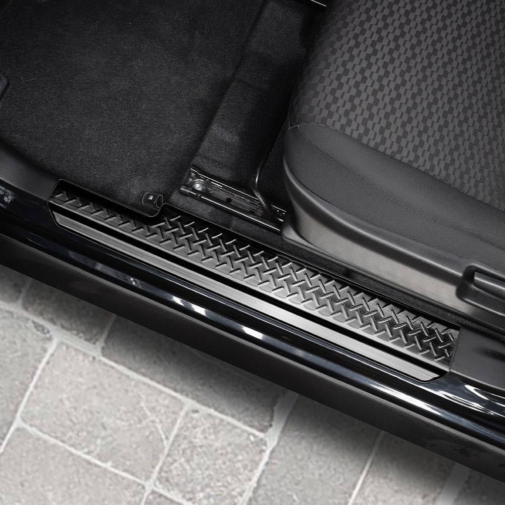 【送料無料】25款 スズキ ジムニーシエラ 専用 ステンレス製 ステップガード シルプレート ドレスアップ 内装 保護 カスタム おしゃれ 高級感 アクセサリー パーツ ギフト