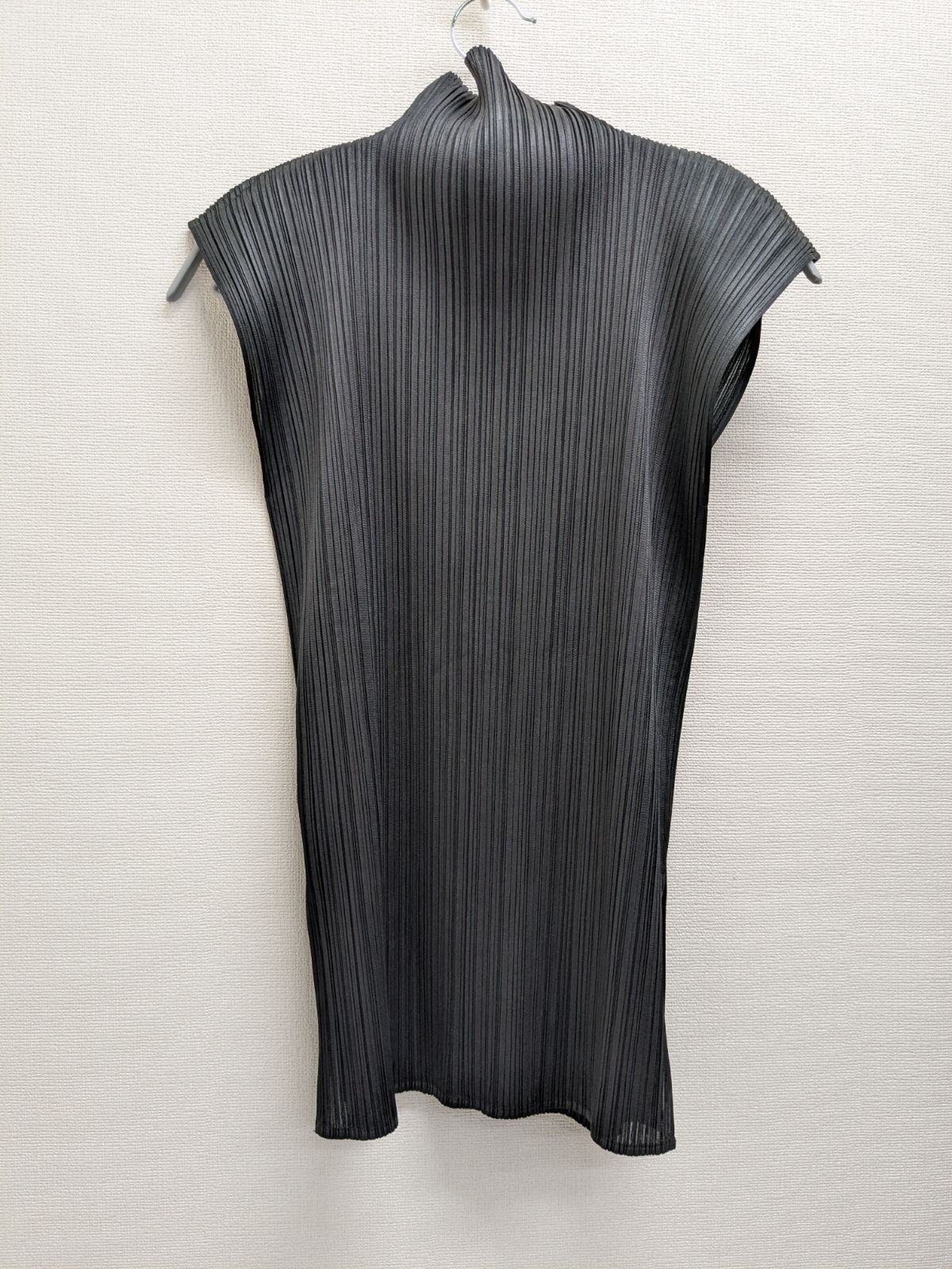 ISSEY MIYAKE イッセイミヤケ プリーツ ハイネックノースリーブ 黒