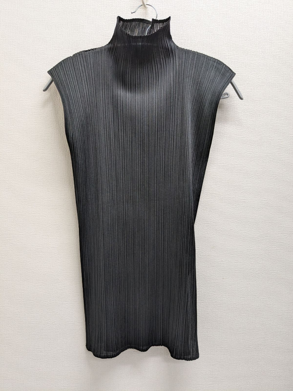 ISSEY MIYAKE イッセイミヤケ プリーツ ハイネックノースリーブ 黒