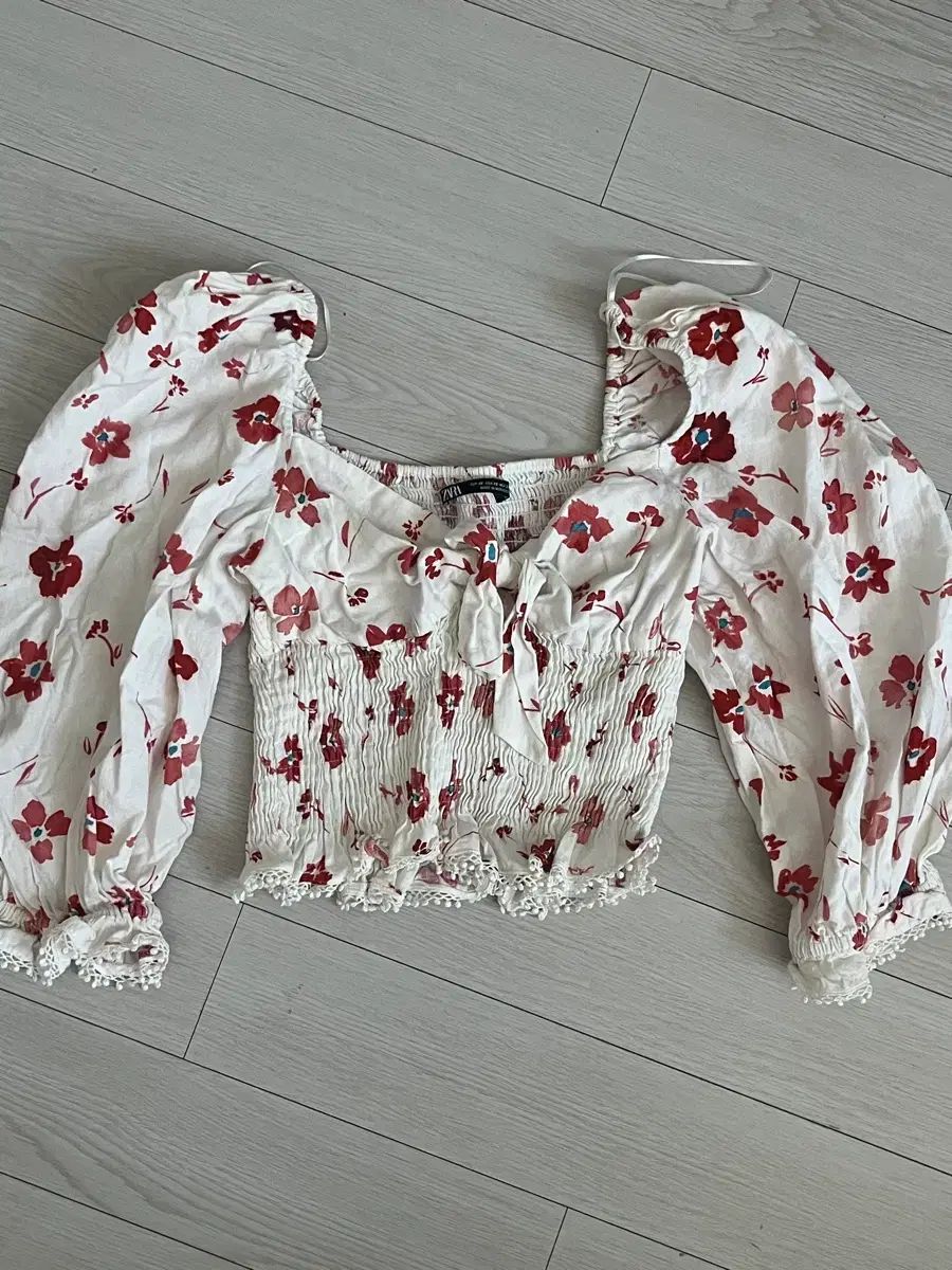 ザラ花オフショルダー白クロップドブラウス新品 / 休暇リゾートスタイル