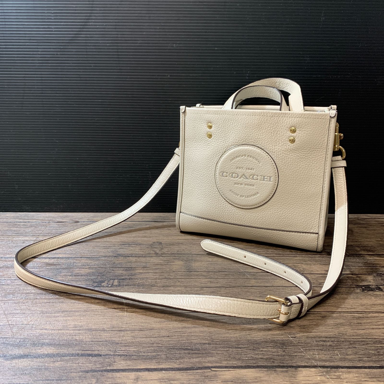 むつ85-051563] [併売] COACH デンプシートート22 ウィズ コーチパッチ 