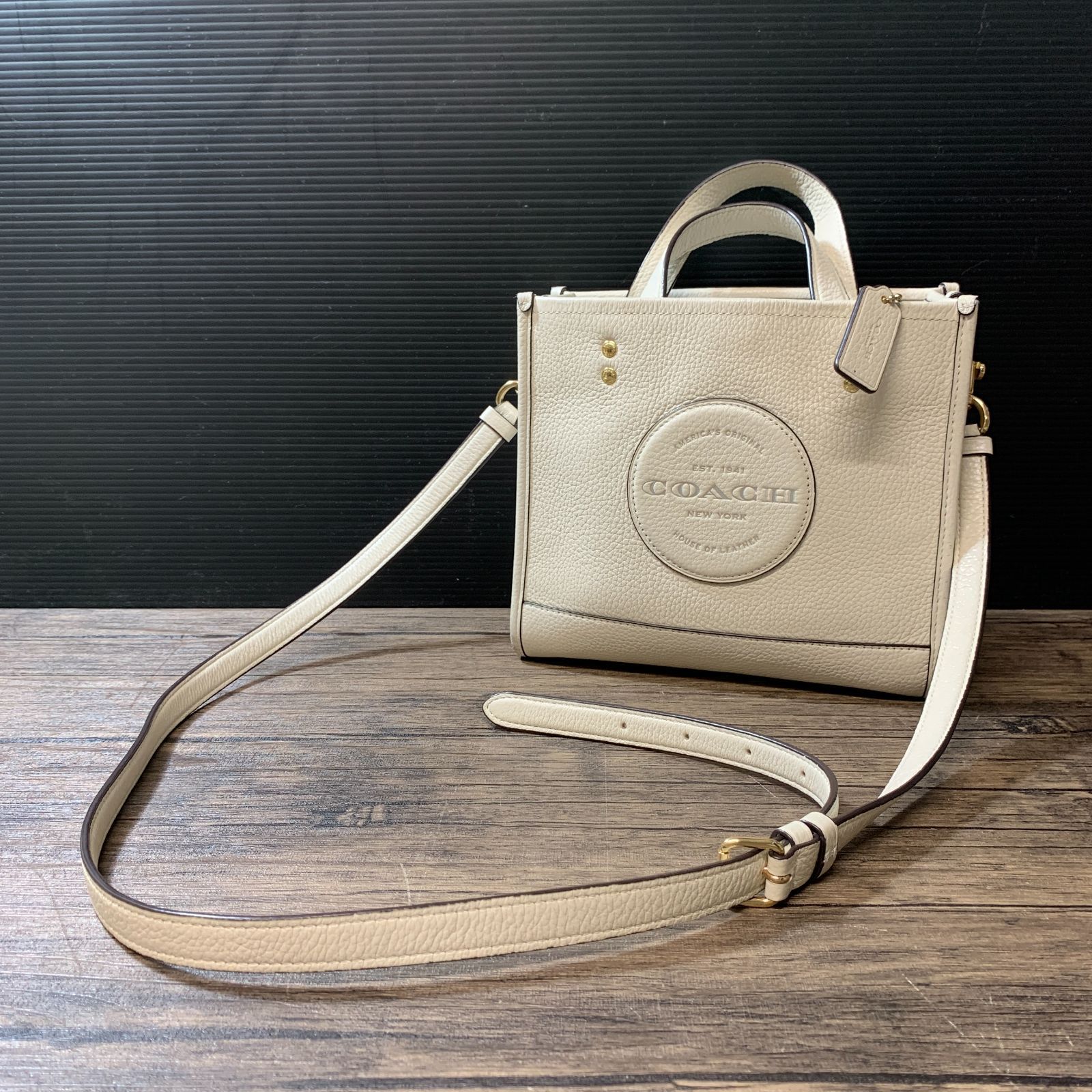 むつ85-051563] [併売] COACH デンプシートート22 ウィズ コーチパッチ 