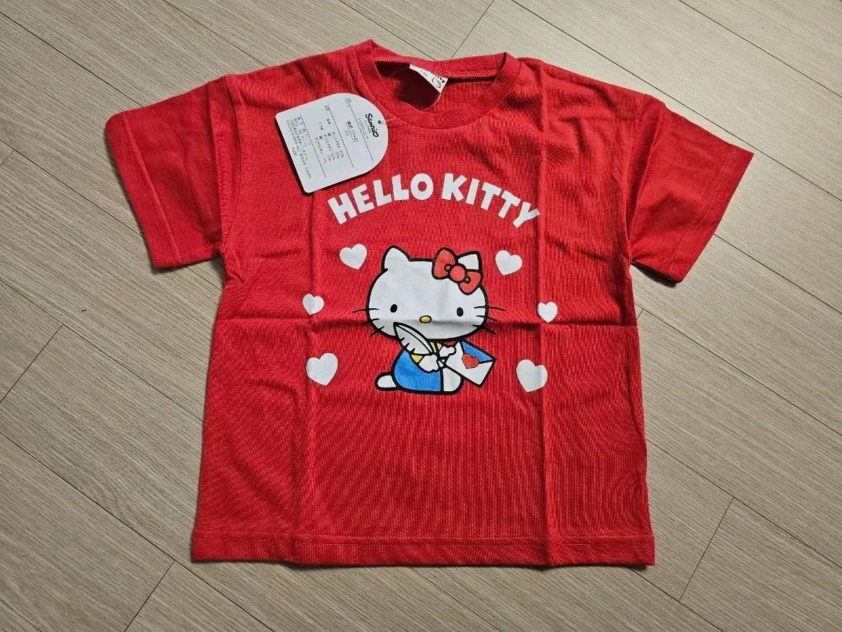 (日本)HELLO KITTY 半袖Tシャツ 120 新品