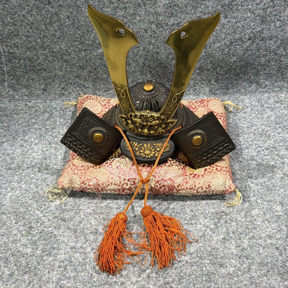 【希少品】　高岡　金次銅器製　出世兜　兜　金属工芸 鉄製 鋳物　端午の節句　置物 中古】高岡銅器 北陸銅器謹製 兜飾り 五月人形 金属製 伝統工芸 端午の
