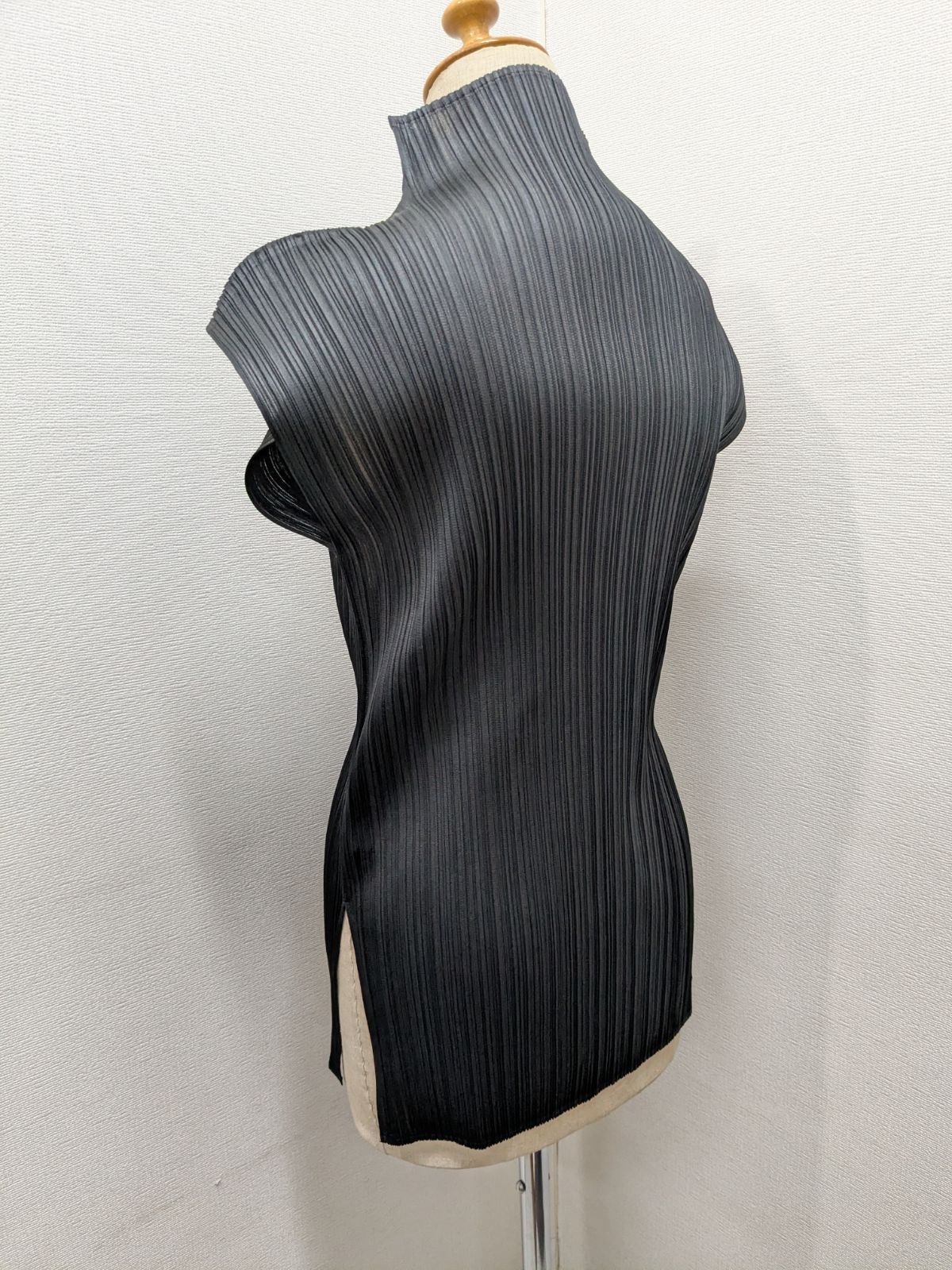 ISSEY MIYAKE イッセイミヤケ プリーツ ハイネックノースリーブ 黒