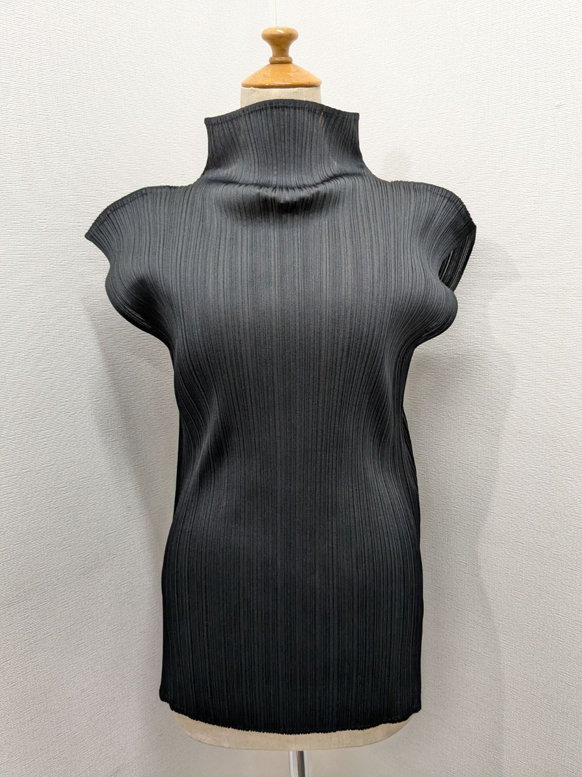 ISSEY MIYAKE イッセイミヤケ プリーツ ハイネックノースリーブ 黒