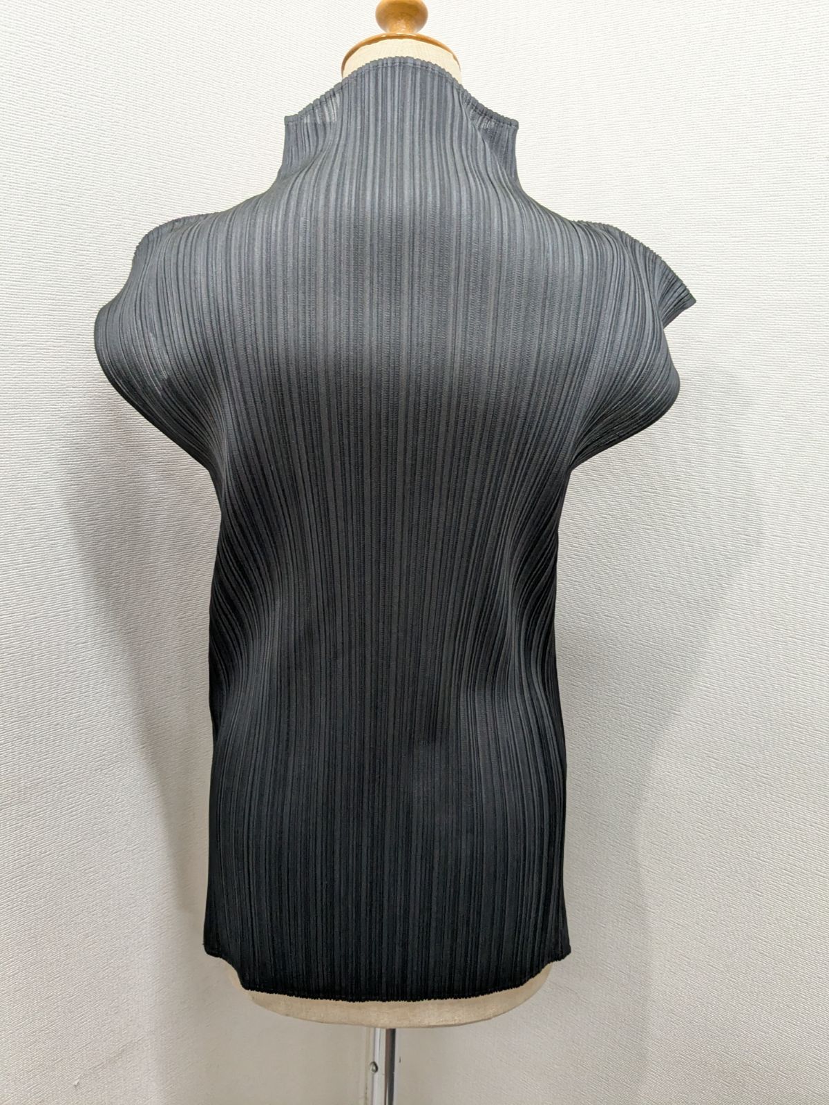 ISSEY MIYAKE イッセイミヤケ プリーツ ハイネックノースリーブ 黒