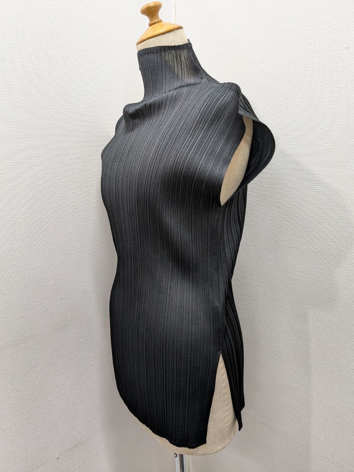 ISSEYMIYAKE ノースリーブ ISSEY MIYAKE イッセイミヤケ プリーツ ハイネックノースリーブ 黒