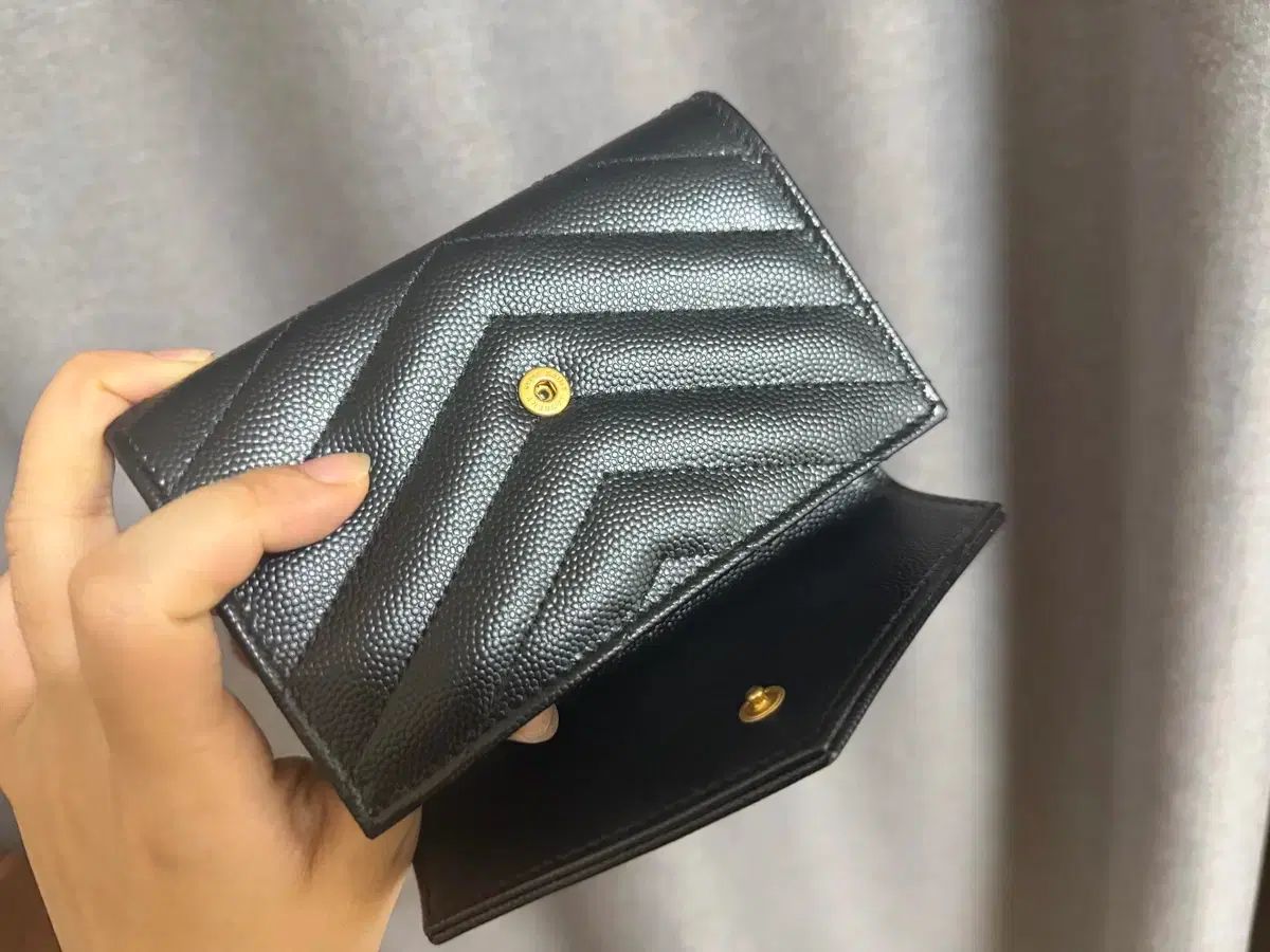 イヴ・サンローラン 二つ折り財布 ゴールド (新品x) - メルカリ
