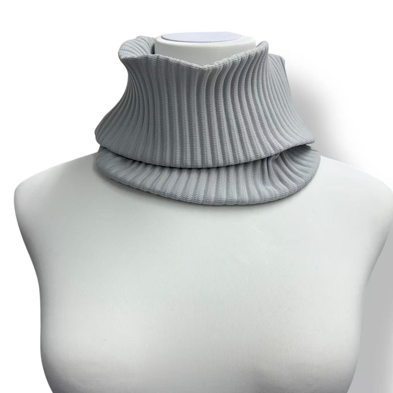 【美品】ISSEY MIYAKE イッセイミヤケ ネックウォーマー グレー レディース 新品同様 ISSEY MIYAKE イッセイミヤケ ネックウォーマー