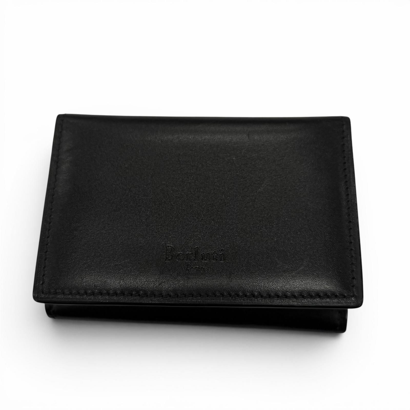 良品▼Berluti ベルルッティ 2025年製 インブイア ボックスカーフ Leather レザー 現行品 カリグラフィ 二つ折り カードケース 名刺入れ ブラック ブラウン イタリア製 メンズ 保存袋付き 定価136,400円