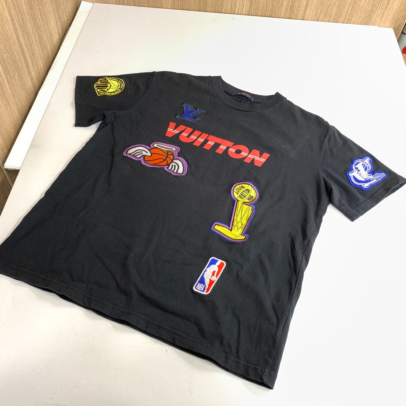 f001 L5 ルイ・ヴィトン LVxNBA マルチロゴ ワッペン×7 Tシャツ サイズ L Louis Vuitton CA36929
