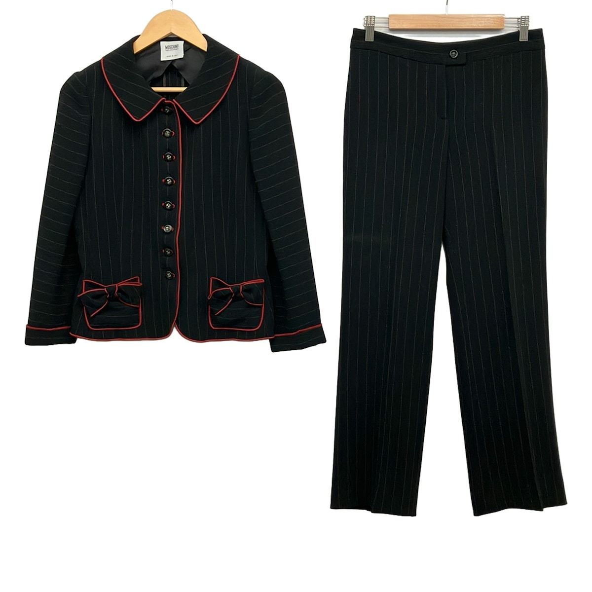 MOSCHINO CHEAP&CHIC(モスキーノ チープ&シック) レディースパンツスーツ レディース - 黒×レッド×白 ストライプ/3点セット