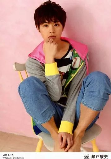 中古】生写真(男性) D-BOYS/瀬戸康史/全身・椅子座り・衣装ピンク緑