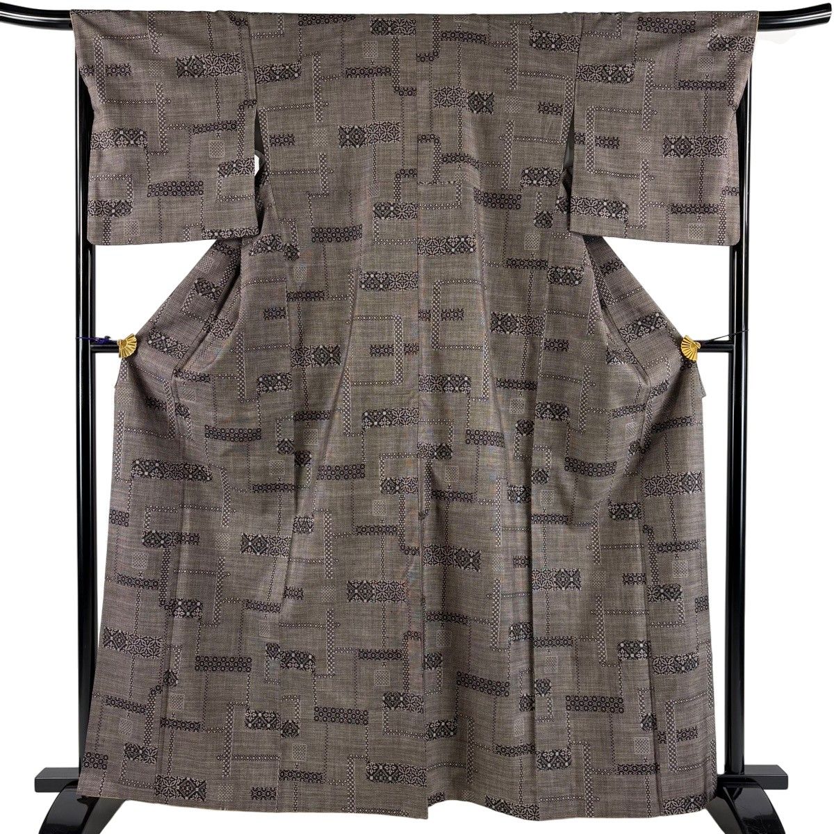 大島紬 身丈164.5cm 裄丈67cm M 袷 純泥染 証紙 七宝 菱 焦茶色 正絹 名品 【中古】
