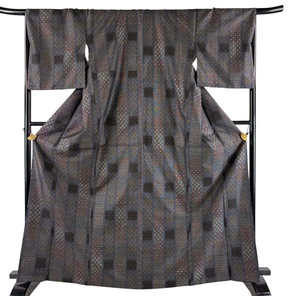 【美品】 大島紬 身丈166.5cm 裄丈67.5cm L 袷 純泥染 ますいわ屋 証紙 縞 幾何学模様 青灰色 正絹 名品 【中古】
