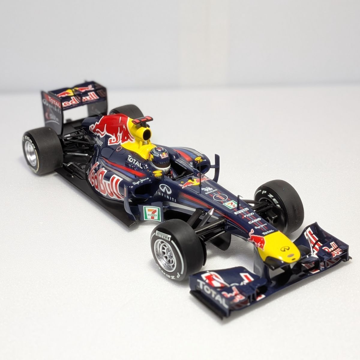 レッドブル・レーシング RB7 セバスチャン・ベッテル ミニカー 日本GP限定モデル 1/18 ミニチャンプス レッドブル ルノー RB7