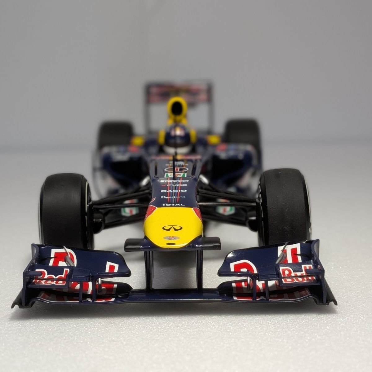 日本GP限定モデル 1/18 ミニチャンプス レッドブル ルノー RB7
