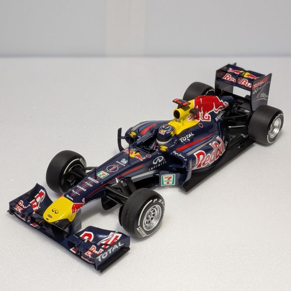 日本GP限定モデル 1/18 ミニチャンプス レッドブル ルノー RB7