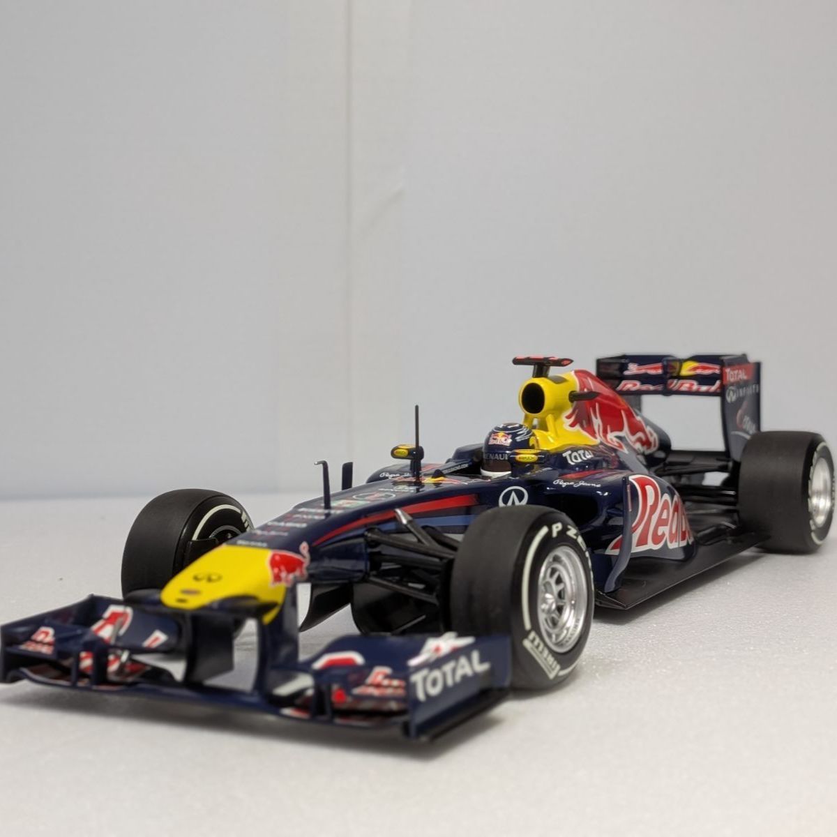 レッドブル・レーシング RB7 セバスチャン・ベッテル ミニカー 日本GP限定モデル 1/18 ミニチャンプス レッドブル ルノー RB7