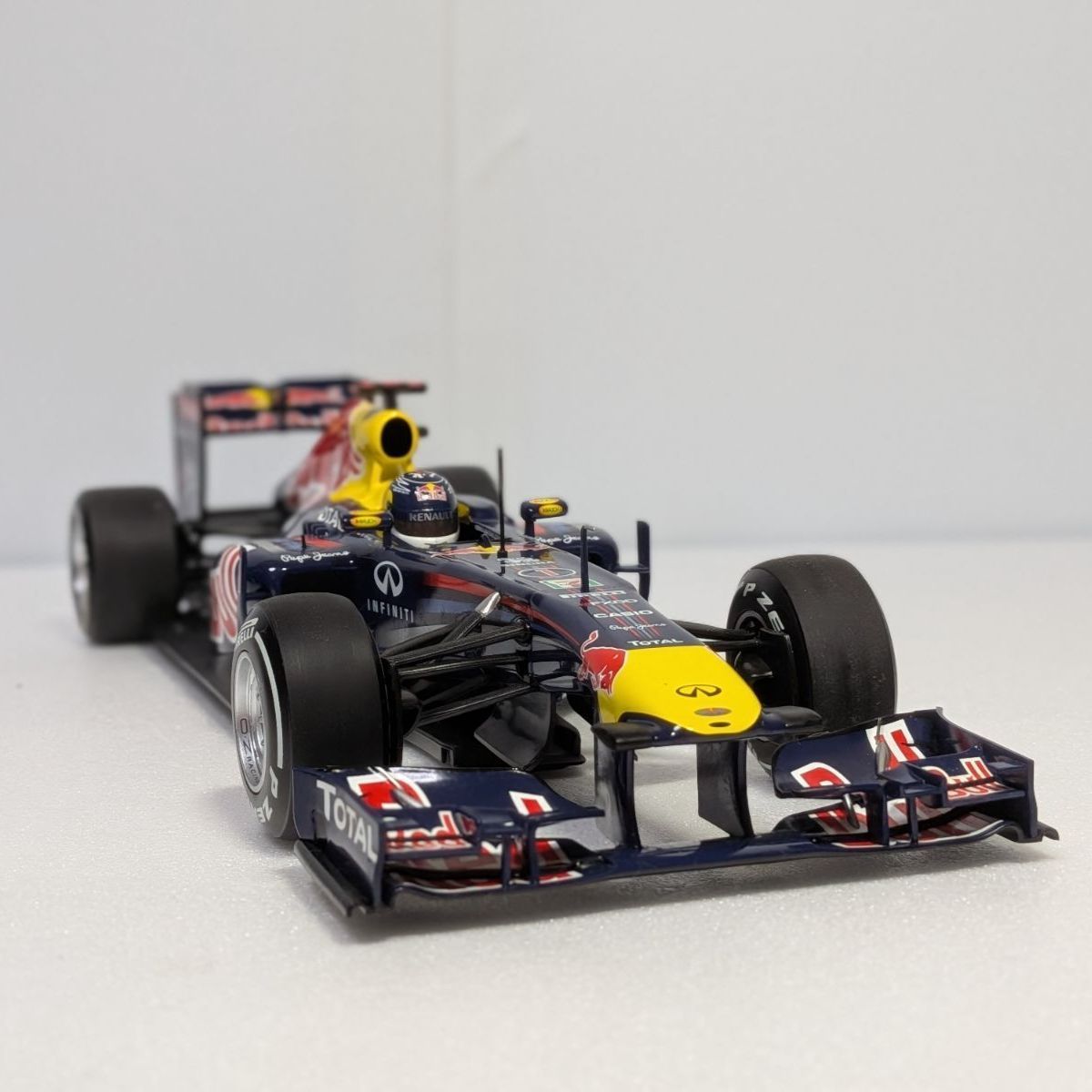 日本GP限定モデル 1/18 ミニチャンプス レッドブル ルノー RB7