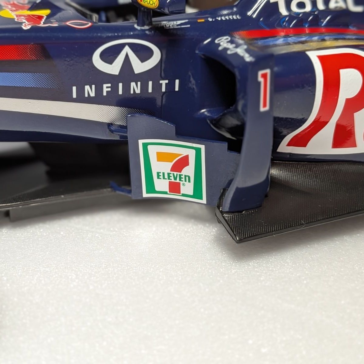 日本GP限定モデル 1/18 ミニチャンプス レッドブル ルノー RB7