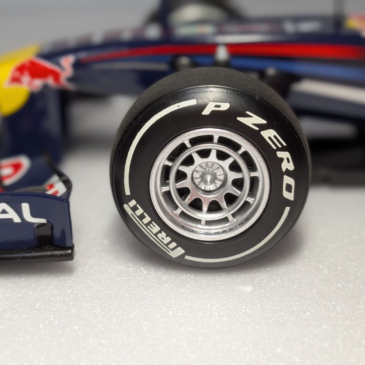 日本GP限定モデル 1/18 ミニチャンプス レッドブル ルノー RB7