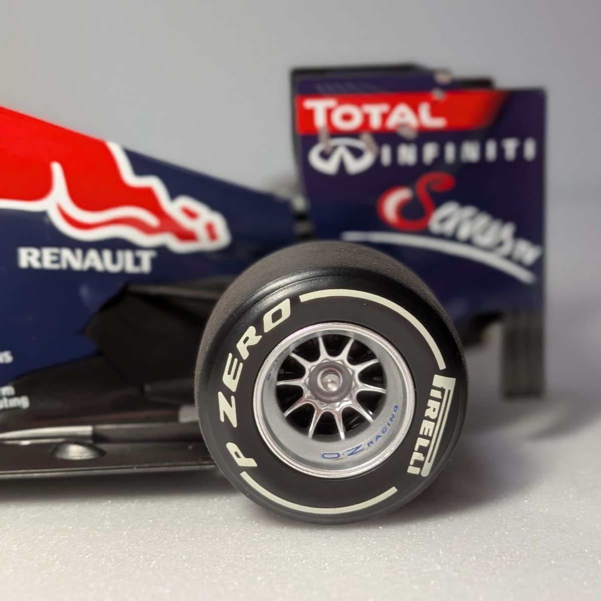 日本GP限定モデル 1/18 ミニチャンプス レッドブル ルノー RB7