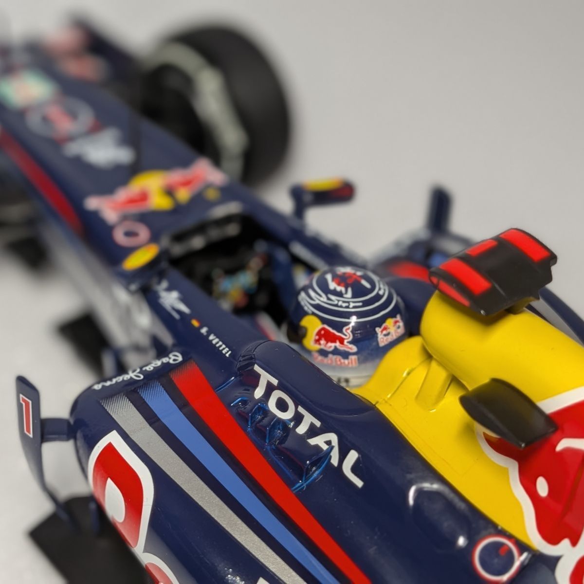 日本GP限定モデル 1/18 ミニチャンプス レッドブル ルノー RB7